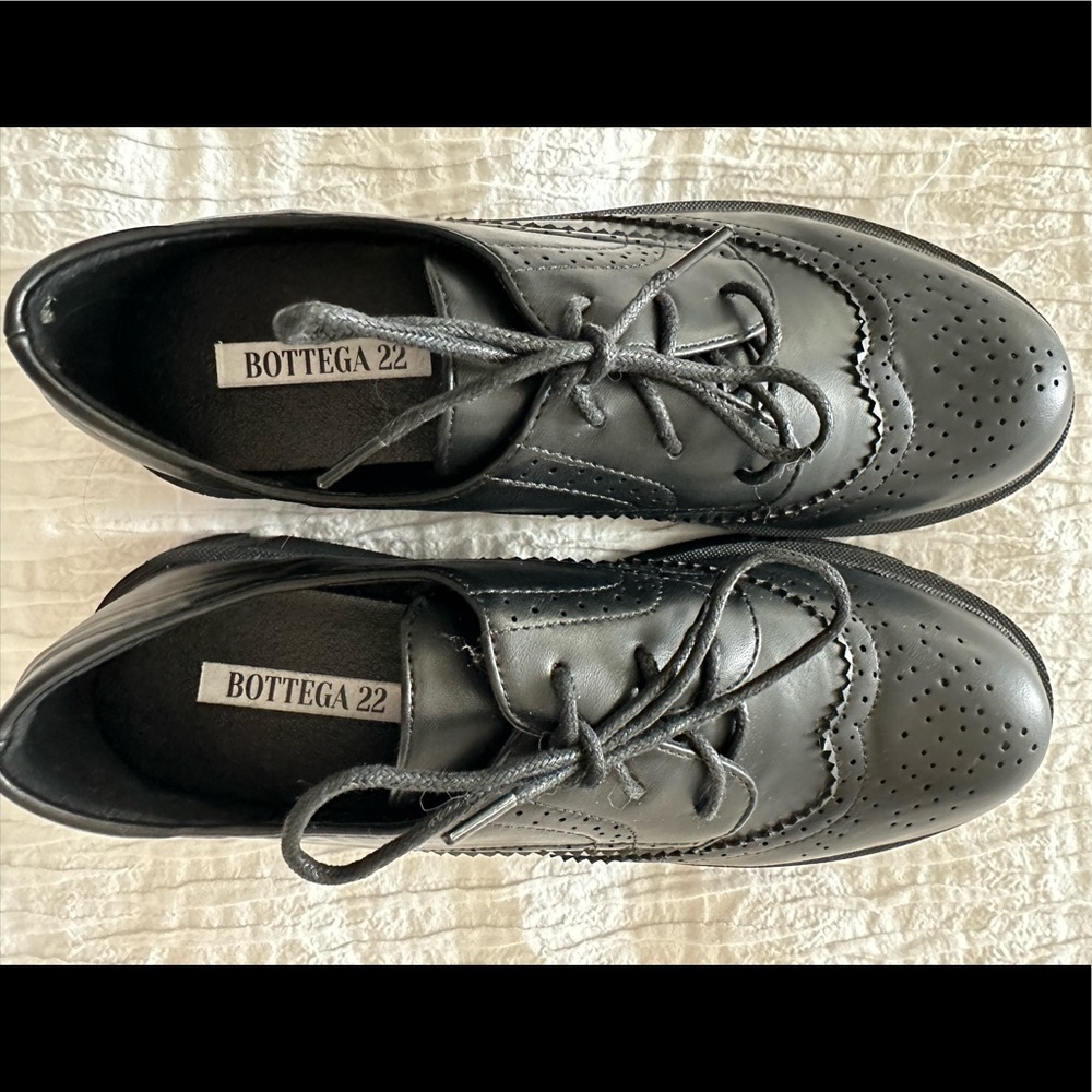 Bottega 22 brand new/never worn black leather shoes
